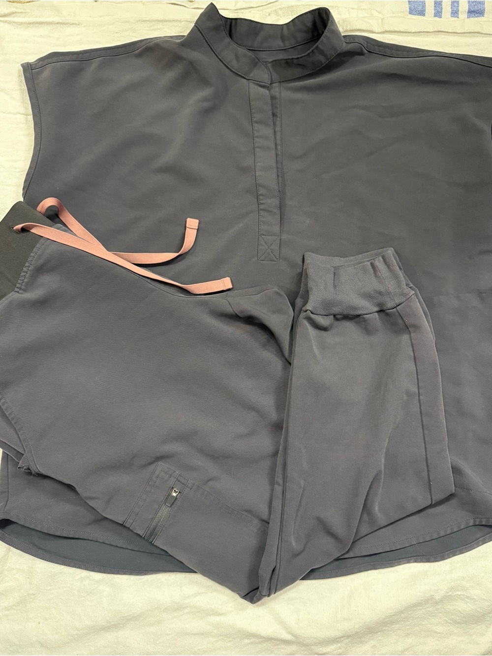 FIGS women’s charcoal scrubs